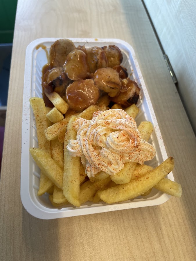 Frikadelle Spezial mit Pommes und Salat