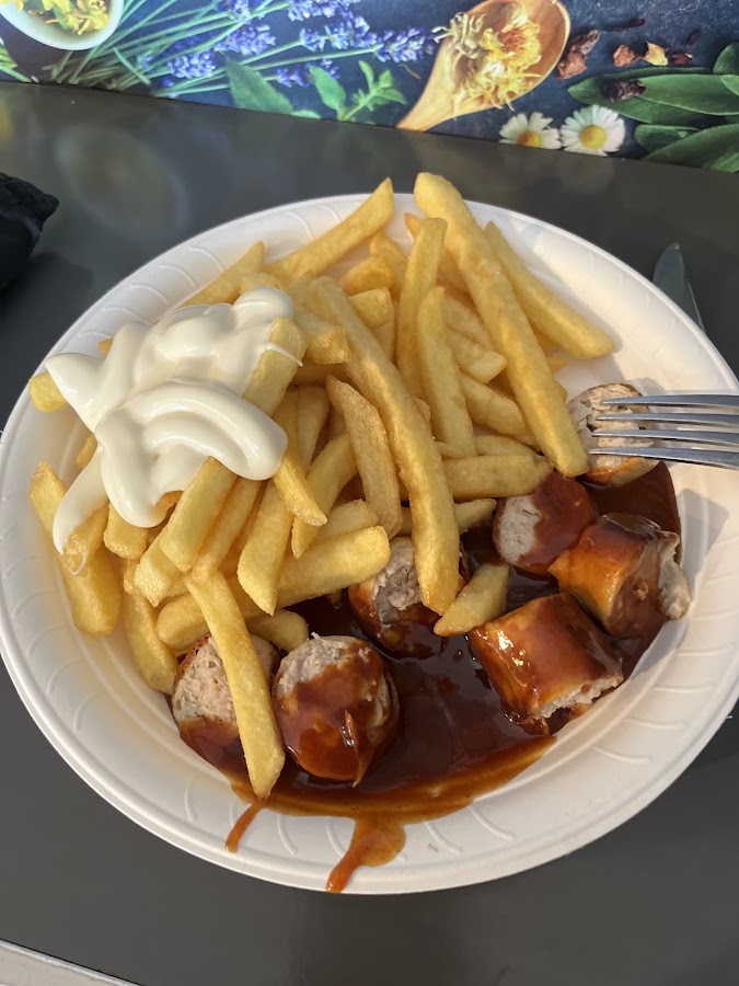 Currywurst mit Pommes und Mayo bei Fleischerei Dettmer in Hagen