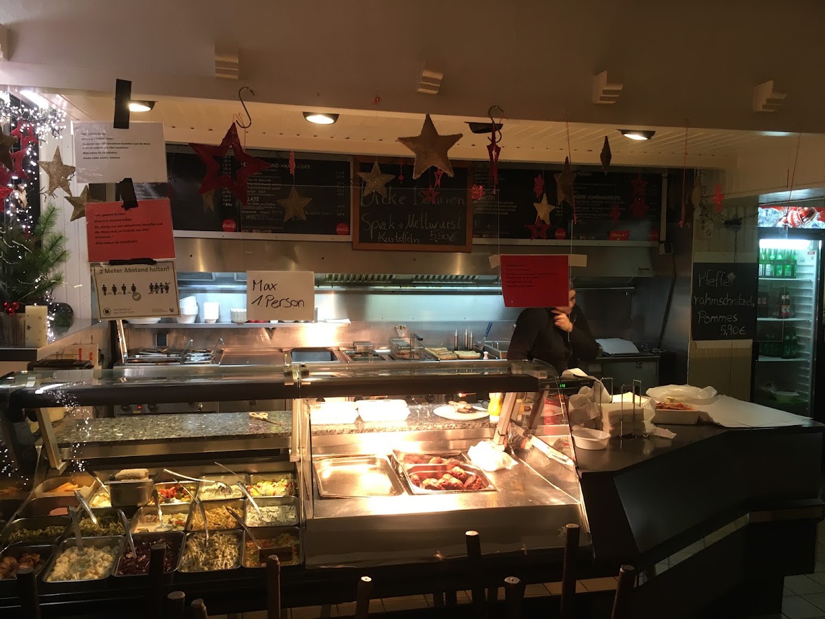 Warme Theke im Imbiss Dettmer mit Currywurst, Salaten und Tagesgerichten