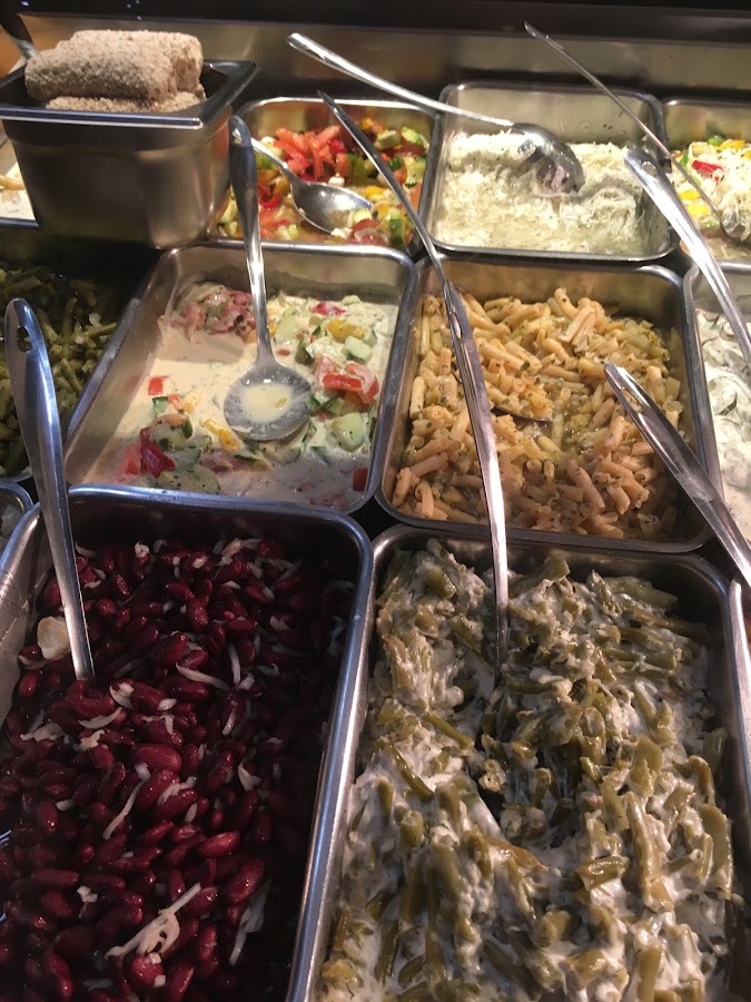 Hausgemachte Salate in der Theke