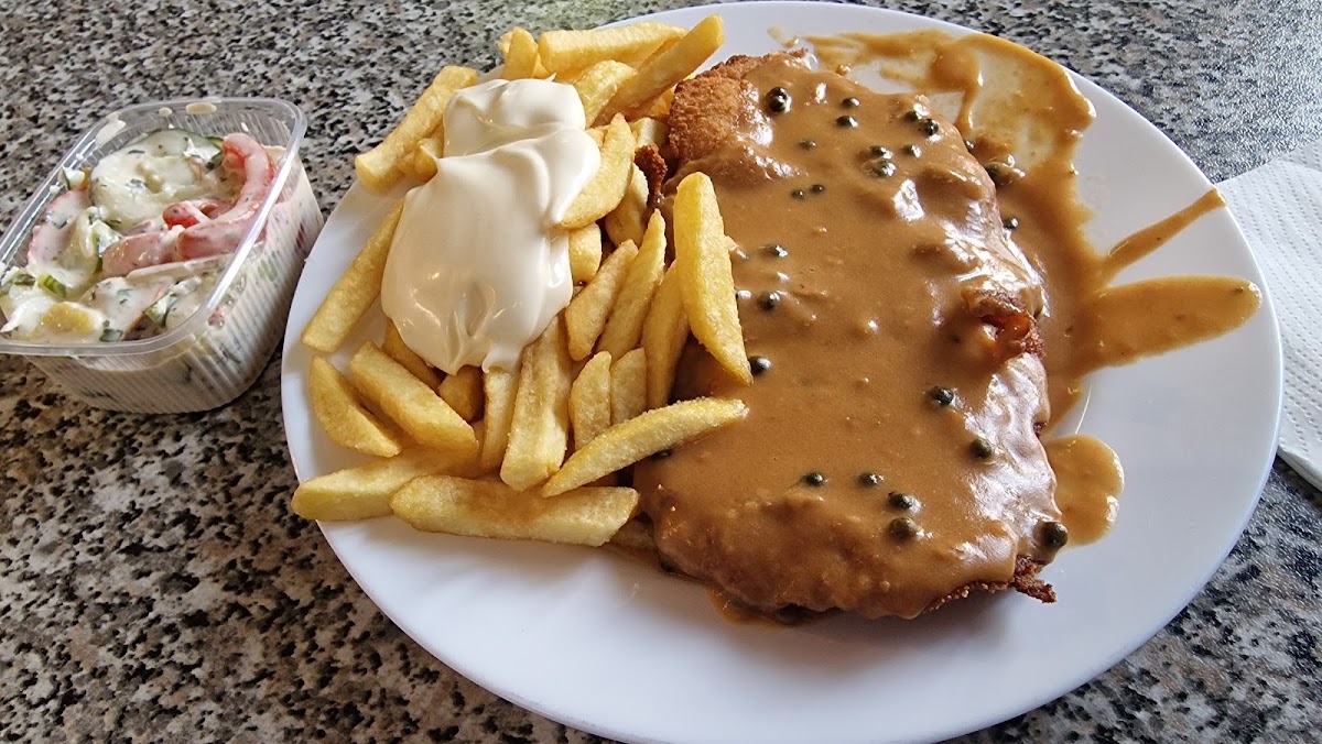 Schnitzel mit Pfefferrahmsauce und Pommes